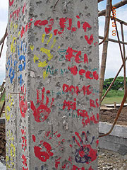 Die Familien haben Handabdrücke auf die Wände und Pfeiler gemacht